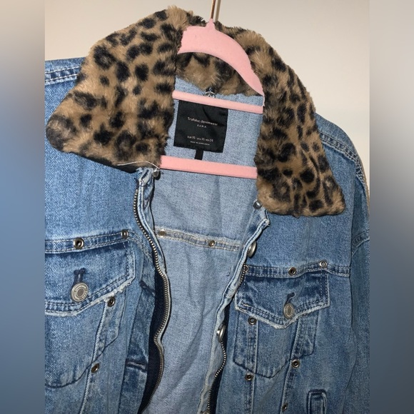 ZARA Denim Jacket With Faux Fur Cheetah Print Collar - Picture 2 of 6